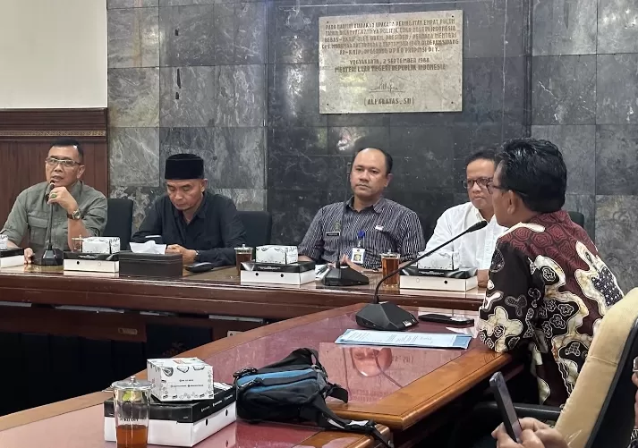 Dialog Komisi C terkait penanganan persoalan sampah (Harminanto)