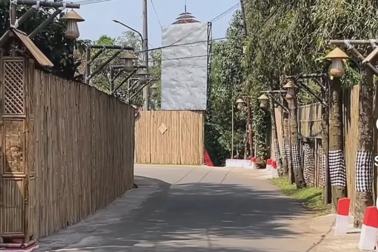 Nuansa Lembur Pakuan Hadir di Kantor Desa Sukajaya. (Instagram @sukabumiasik)