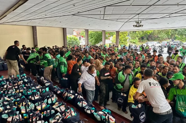 Ojol di Jogja terima bantuan sembako wargabantuwarga (Harminanto) 