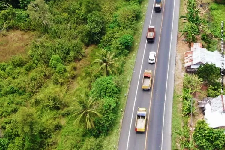 Ilustrasi jalan nasional yang menghubungkan  Sumatera Selatan dan Jambi. Jalan ini kerap mengalami kemacetandan ke depannya akan dibantu dengan keberadaan Jalan Tol Bayung Lencir-Tempino. (Twitter: Kementerian PUPR)