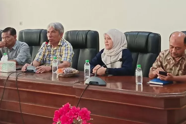 Ketua KONI Sumut John Ismadi Lubis (dua dari kiri) menjelaskan manfaat BPJS Ketenagakerjaan kepada atlet dan pelatih.