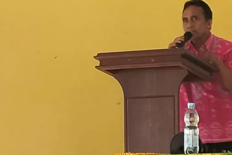 Kadis Komunikasi Informatika dan Persandian Suondo D. Samua, S.Sos., saat memberikan sambutan kepada para peserta sosialisasi aplikasi E-Office Desa