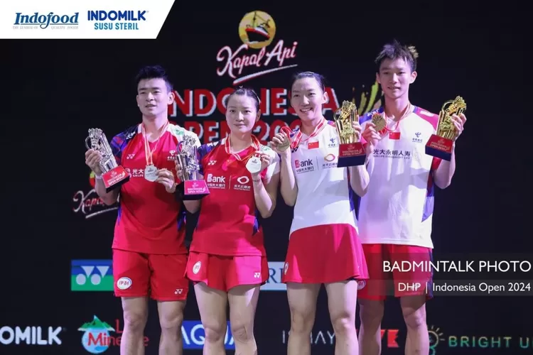 Jiang Zhen Bang dan Wei Yaxin sukses menjuarai Indonesia Open 2024 nomor ganda campuran. (Instagram @badmintontalk_com)