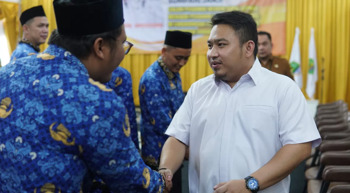 Bupati Subang Reynaldy Putra Andita Budi Raemi bersalaman dengan PNS usai prosesi pelantikan, menegaskan komitmen pengabdian dan kesiapsiagaan ASN dalam melayani masyarakat di Aula Pendopo Rumah Dinas Bupati Subang, Selasa, 21 April 2026 (Dok. Istimewa)
