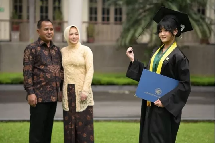Farras Ulinnuha, putri Lampung yang menuntaskan sarjana kedokteran di usia 19 tahun (ugm.ac.id)