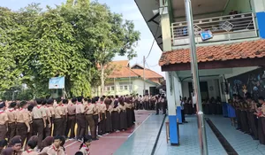 Awali Masuk Sekolah, SMPN 6 Depok Bebersih Lingkungan Sekolah