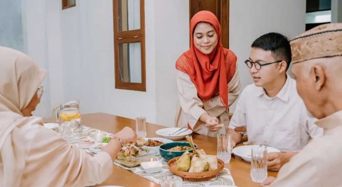 Ilustrasi. Makan Sahur saat hendak berpuasa di bulan Ramadan./net