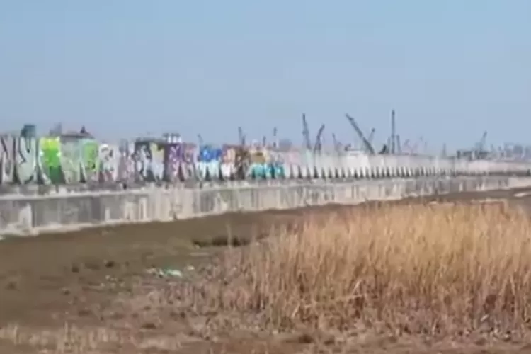 Tanggul air laut di Muara Baru Jakarta bocor dan ditambal karung pasir, netizen soroti. (Tangkap layar Youtube Insert Live)