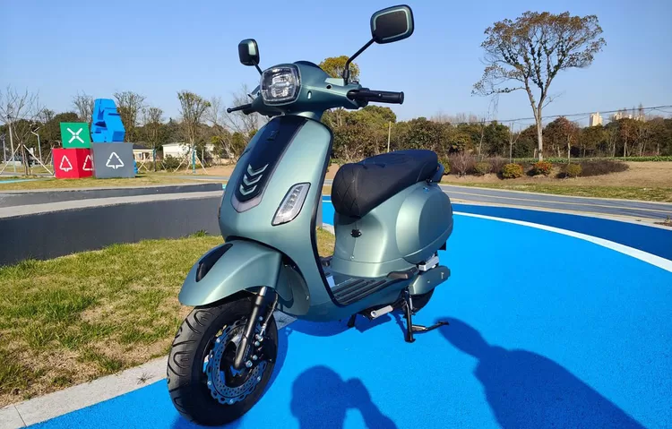 Uwinfly T3, Motor Listrik Bergaya Retro Mirip Vespa Matic