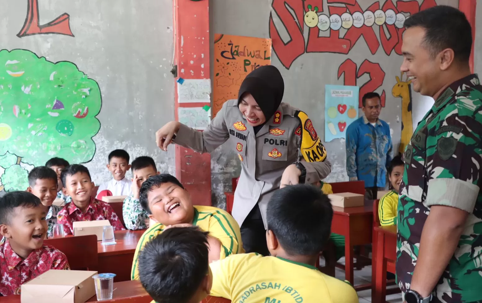 Kapolres Sukabumi Kota dan Dandim 0607 Sukabumi berinteraksi dengan Pelajar SD dalam program makanan bergizi gratis  (Rapik Utama)