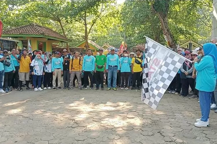 Penjabat Bupati Batang saat melepas Jalan sehat memperingati Hari PGRI Ke-78 di Pantai Ujungnegoro Kandeman Batang.  (Foto: Muslihun kontributor Batang)