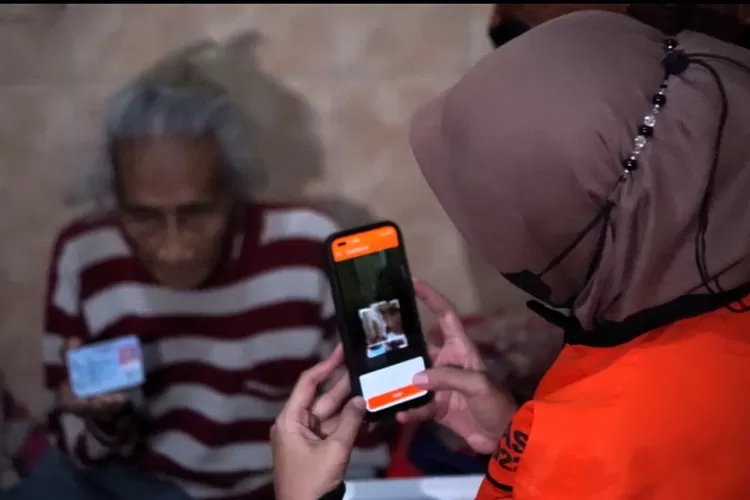PT Pos Indonesia (Persero) Kembali menyalurkan pendistribusian bantuan sosial (bansos) sembako dan Program Keluarga Harapan (PKH) dari Kementerian Sosial (Kemensos). Ada sekitar 28 ribu Keluarga Penerima Manfaat (KPM) di Surabaya yang akan menerima bantuan pada triwulan II-2024.