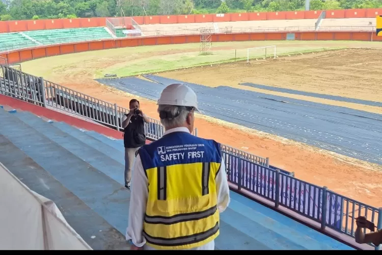 Menteri Pekerjaan Umum dan Perumahan Rakyat (PUPR) Basuki Hadimuljono meninjau progres renovasi Stadion Gelora Madura Ratu Pamelingan di Kabupaten Pamekasan, Jawa Timur.