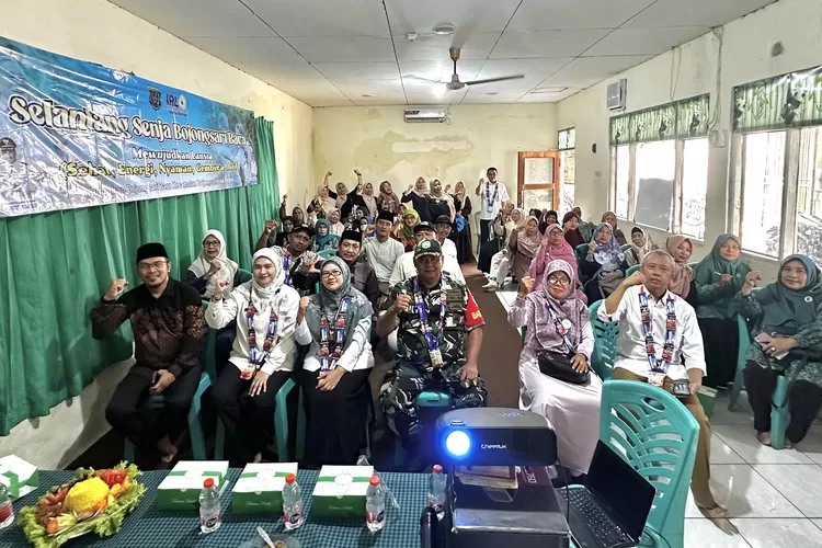 PERESMIAN : Sekolah Lansia Selantang Senja Kelurahan Bojongsari Baru, Kecamatan Bojongsari, Rabu (9/7).  (RISKY DWI LESTARI/RADAR DEPOK)