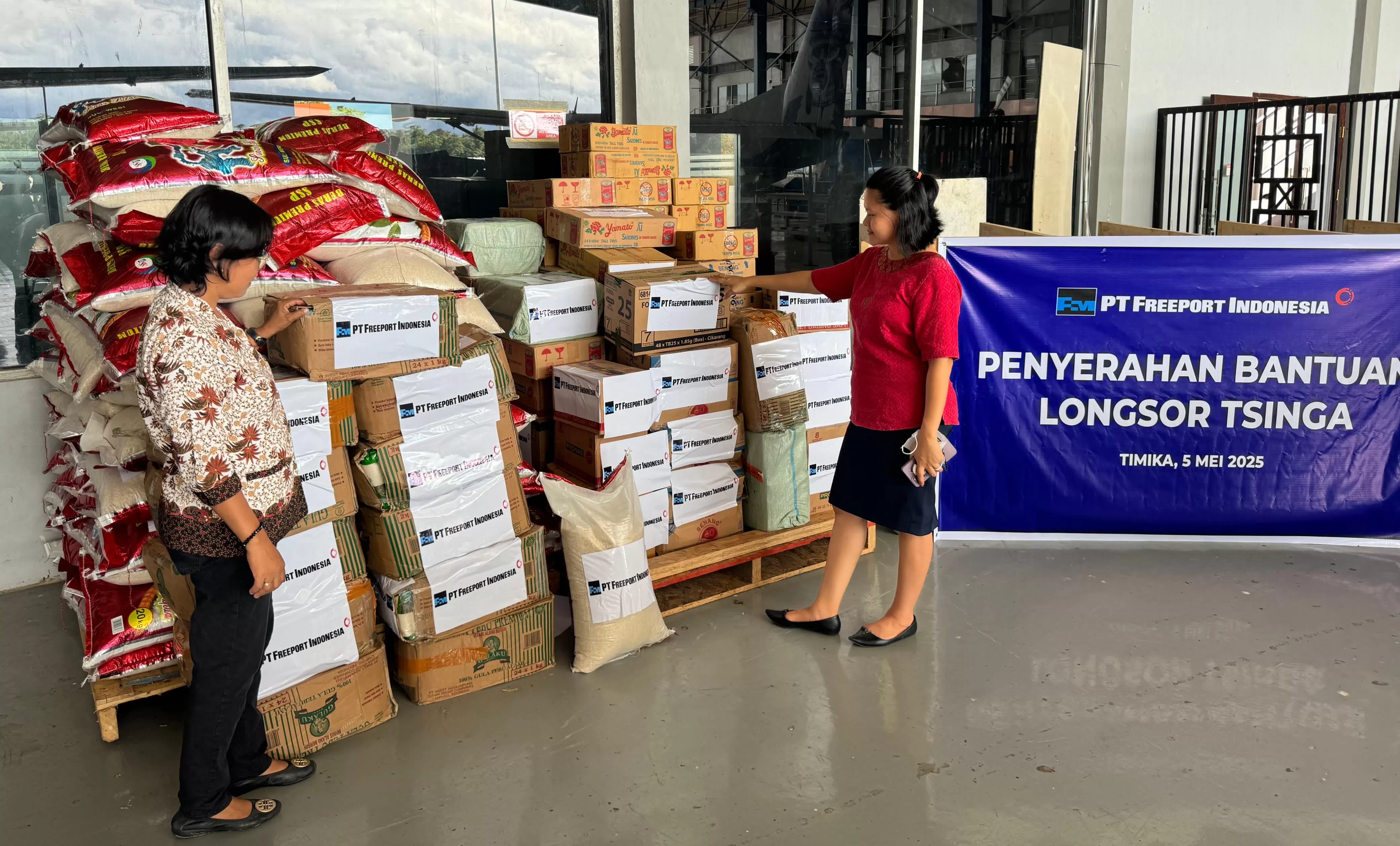 Sebanyak 2,4 ton bantuan kemanusiaan dari PTFI dan YPMAK yang akan dikirim dari Bandara Mozes Kilangin Timika ke kampung Tsinga menggunakan untuk diserahkan kepada korban longsor. (Dokumen PTFI)