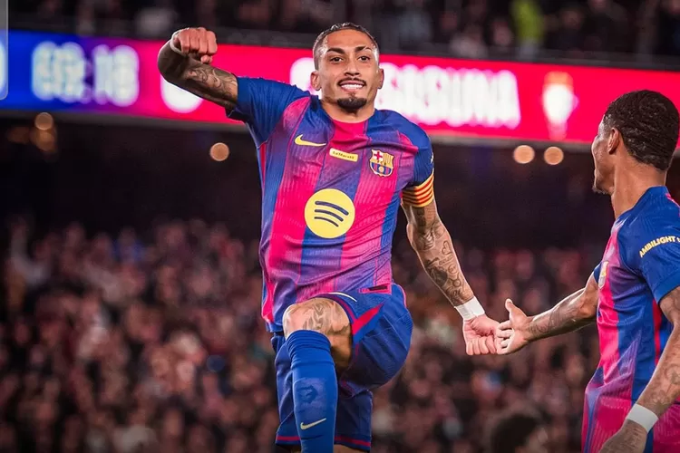 Raphinha dari Barcelona merayakan usai mencetak gol dalam pertandingan La Liga melawan Osasuna (Foto : X FabrizioRomano)