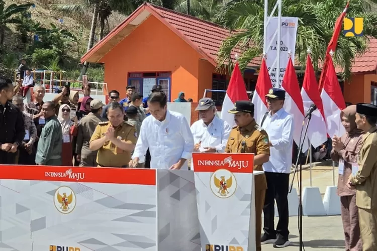 Menteri Pekerjaan Umum dan Perumahan Rakyat (PUPR) Basuki Hadimuljono mendampingi Presiden Joko Widodo meresmikan 5 ruas jalan daerah di Provinsi Gorontalo.
