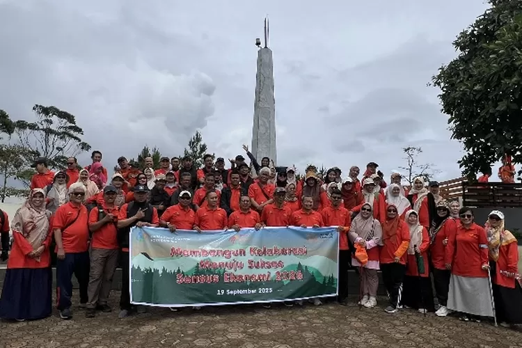 Foto bersama disela acara sosialisasi sensus ekonomi 2026 yang digelar BPS bersama sejumlah organisasi pengusaha di Kota Bandung