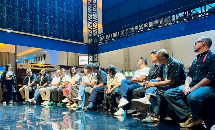 Cast Laut Bercerita sapa pengunjung JAFF Market 2025 (Harminanto)