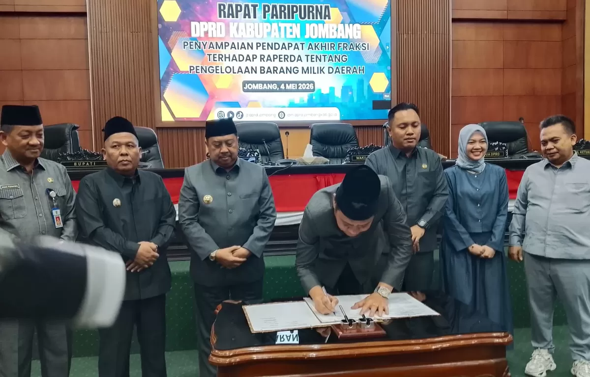 Ketua DPRD Jombang Hadi Atmaji menandatangani naskah persetujuan Raperda barang Milik Daerah untuk dijadikan Perda. (SketsaNusantara.id)