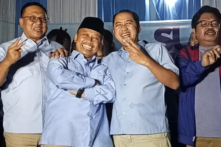Supian Suri dan Chandra Rahmansyah, memenangi Pilkada Kota Depok beradasarkan rekapitulasi perhitungan suara KPU kota tersebut, yang diumumkan pada Senin, 2 Desember 2024, malam WIB. (GERARD SOEHARLY/RADAR DEPOK)