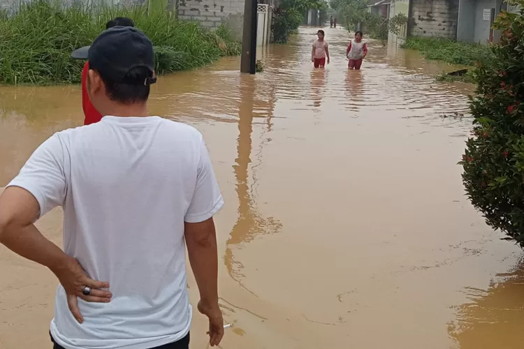 Puluhan rumah yang ada di Perum BTB Kampung Nagrog Desa Tegal Kecamatan Kemang terendam banjir akubat meluapnya Sungai Cibeuteung pasca hujan deras semalam ((Sir))