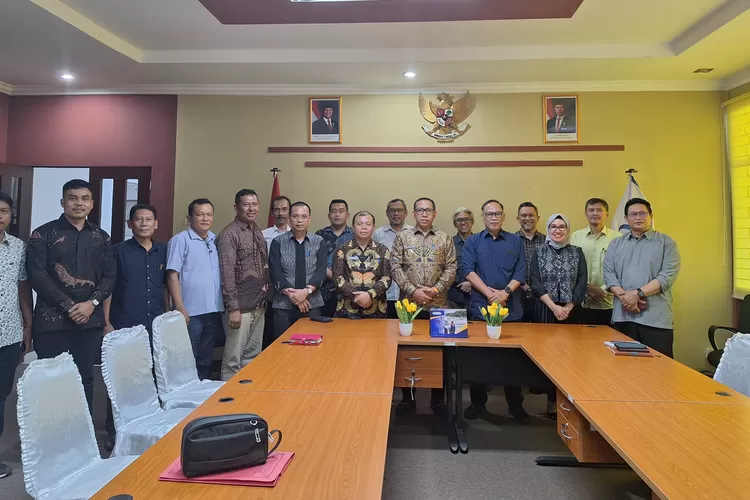 Bupati Taput Taripar Hutabarat (JTP) saat konsultasi dengan dua lembaga BPKP dan BPK yang membawa angin segar buat nasib non ASN (Realitasonline.id - AS)