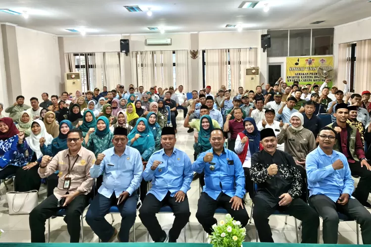 Walikota Depok, Supian Suri bersama aparatur se Kecamatan Bojongsari saat melangsungkan sosialisasi Koperasi Merah Putih di Aula Kecamatan Bojongsari, Selasa (3/6) siang (RISKYDWILESTARI/RADARDEPOK )