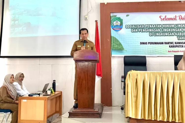 Asisten II Setdakab Abdya Rahwadi membuka kegiatan sosialisasi penataan hukum, pelaporan pembinaan dan pengawasan lingkungan hidup bagi para pelaku usaha yang berlangsung di Aula Bappeda, Senin (13/10/2025).