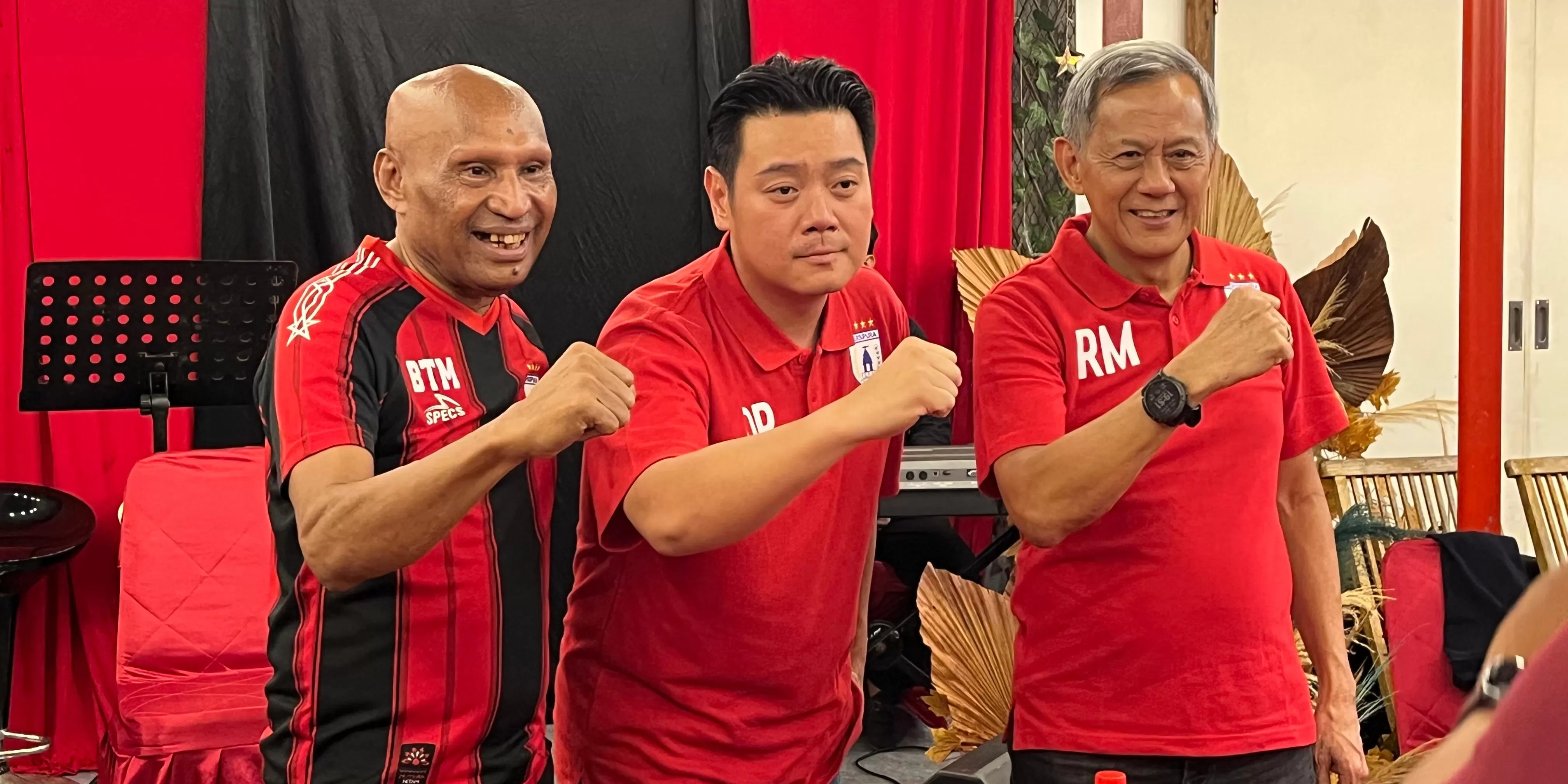 Owen Rahadiyan (tengah) diperkenalkan sebagai bagian dari Persipura oleh Ketum Benhur Tomi Mano dan Komisaris Rudi Maswi pada Senin 26 Mei 2025. (CEPOSONLINE.COM/AMALIA EKA)