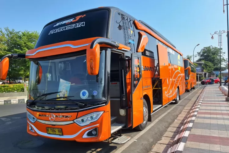 Penanganan penumpang kereta api pasca anjloknya KA Argo Bromo Anggrek di Pegandenbaru Subang menggunakan armada bus di Stasiun Tegal, Sabtu (3/8)  (Elizabeth Widowati )
