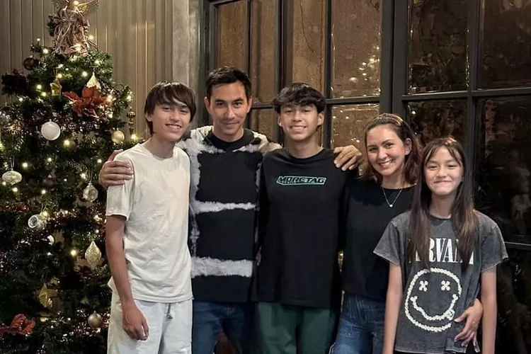 Dona Agnesia Bersama Keluarga Mempersiapkan Natal (IG: @dagnesia)