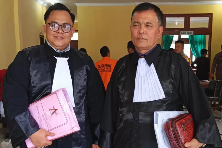 Tirta R Bintang dan Ramses Kartago selaku Kuasa Hukum Para Terdakwa