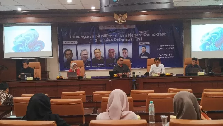ara narasumber yang sedang menjelaskan ancaman perluasan peran TNI di sektor sipil dalam sebuah diskusi publik yang digelar di Fakultas Hukum UGM, Jumat (14/11/2025). (Sumber foto: Max)