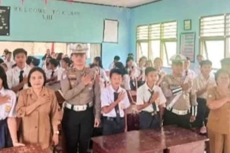 Sosialisasi keselamatan berlalu lintas dari Satlantas Polres Morut di SMP 1 Lembo, Morowali Utara.