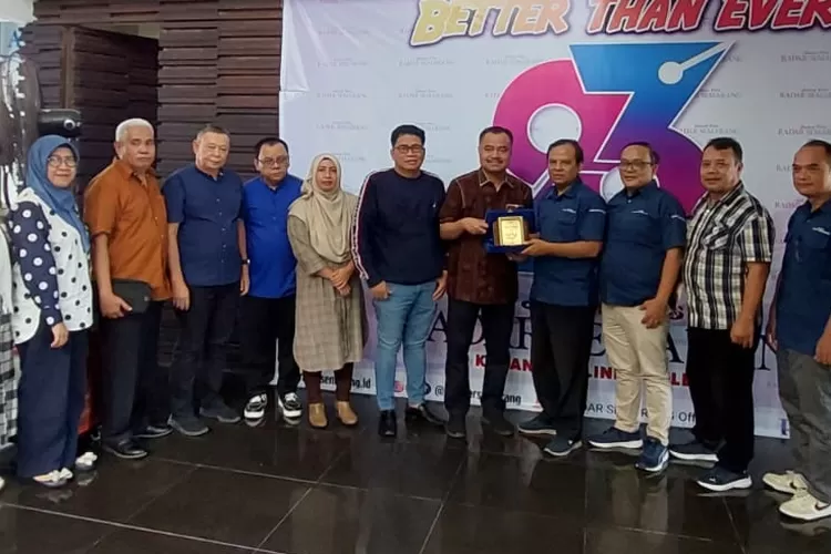 Ketua SPS Sumut Farianda Putra Sinik didampingi Sekretaris Rianto, Bendahara Asih Astuti saat menyerahkan cenderamata kepada GM Radar Semarang, Iskandar