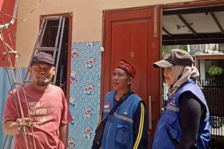 Tagana saat menyambangi langsung kediaman rumah rusak di Perumahan Pamulang Elok, Blok E2/10, RT2/14, Kelurahan Pondok Petir, Kecamatan Bojongsari, Kota Depok, Sabtu (1/11).  (RISKY DWI LESTARI/RADAR DEPOK)