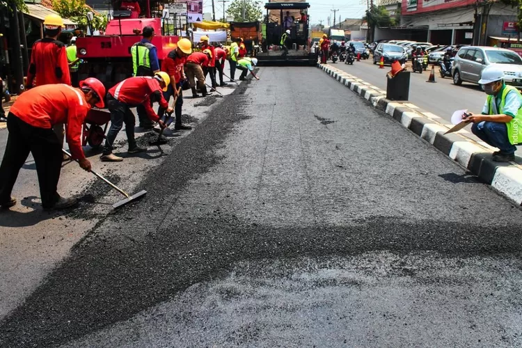 Ilustrasi proyek pembangunan dan perbaikan jalan di daerah usai Pemerintah Provinsi Sumatera Barat (Pemprov Sumbar) menerima dana dari Pemerintah Pusat melalui program Inpres Jalan Daerah. (Instagram: kemenpupr)