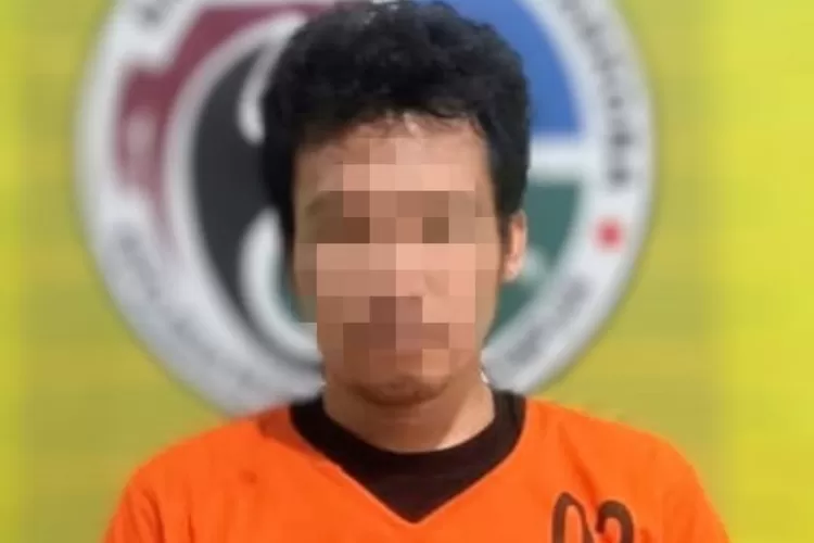Tersangka ZEH yang ditangkap personil Sat Resnarkoba Polres Padangsidimpuan, dalam kasus peredaran batkoba jenis sabu, Minggu (4/5/2025). (Realitasonline.id - RI)
