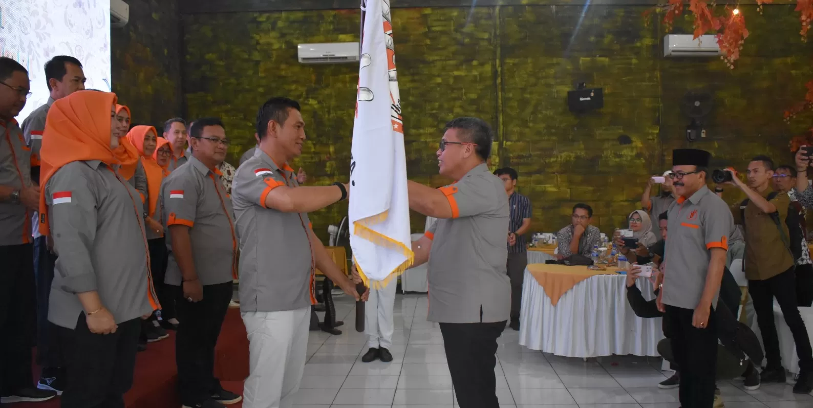 Penyerahan bendera kepada Ketua IKA SMAN 3 Kota Jambi (Dok Penrem 042/Gapu)