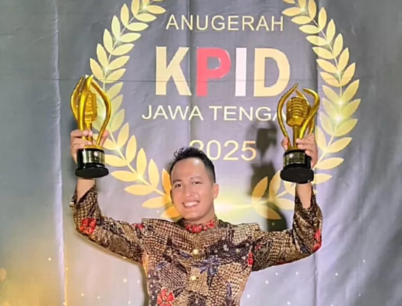 Choirul Ulil Albab M.Ikom mengusung tropi (Isdianto)