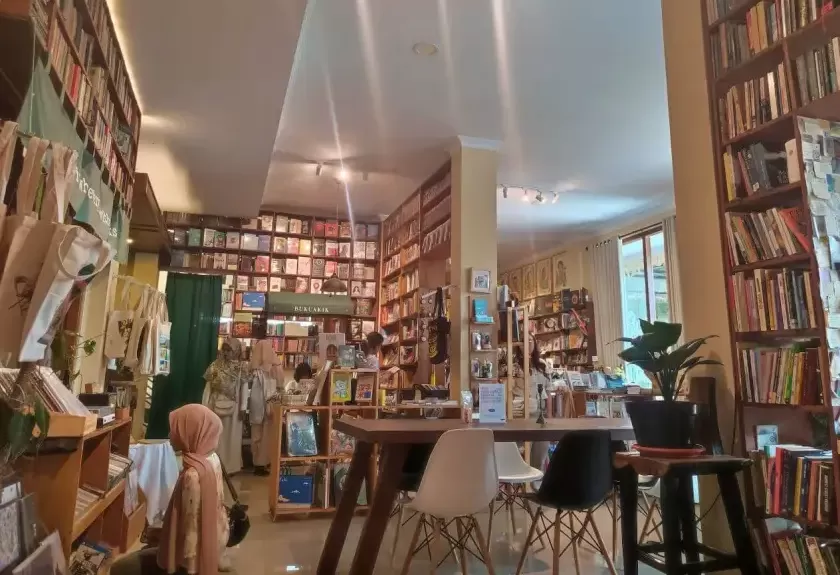Bagian dalam Toko Buku Akik, desainnya sangat nyaman dan aestetik ala Studio Ghibli. (telusuri.id)