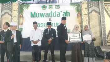 Ratusan Siswa SMP-SMK Mbah Bolong Jombang Diwisuda, Pengasuh Harapkan Kampung Inggris Hadir di Kompleks Ponpes   