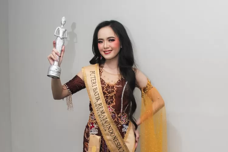 Cen Mei Im Husnul Keisya menunjukan penghargaan pada ajang Puteri Batik Remaja Indonesia 2025. (DOKUMEN PRIBADI)