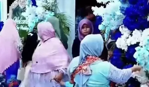 Aksi Tak Biasa di Nikahan, Emak-emak Viral Terekam Ambil Bunga Dekorasi Pernikahan