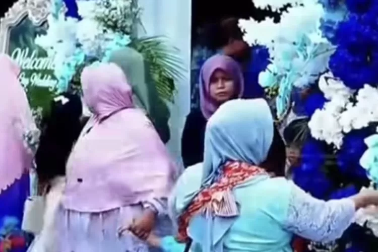 Emak-emak Viral Terekam Ambil Bunga Dekorasi Pernikahan (Lambe Turah)