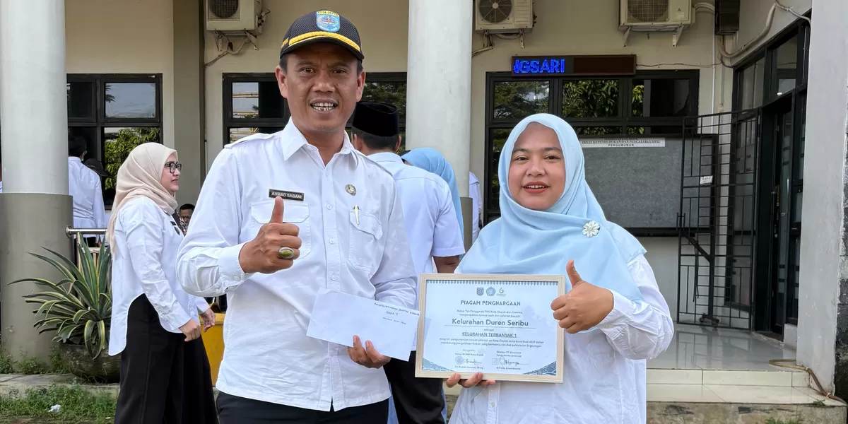 Lurah Duren Seribu, Ahmad Sabani bersama Ketua TP PKK Duren Seribu, Selvia Rasman, meraih penghargaan pengumpul minyak jelantah terbanyak se-Kota Depok. (Kelurahan Duren Seribu)