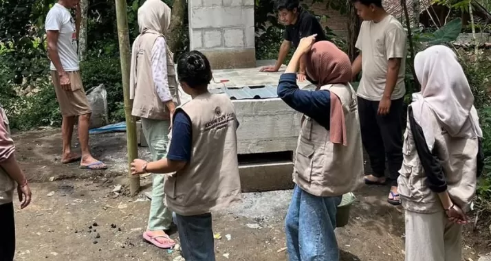 Potret saat mahasiswa KKN UNY sedang menerapkan rocket stove. (Sumber foto: Dok UNY)