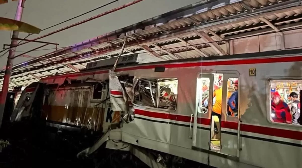 Potret kondusu pasca terjadi kecelakaan beruntun antara KRL dengan KA Argo Bromo Anggrek di Bekasi Timur yang dipicu laka sebelumnya pasca Kereta Commuter tertemper taksi mogok (Threads/azzloveyapping)