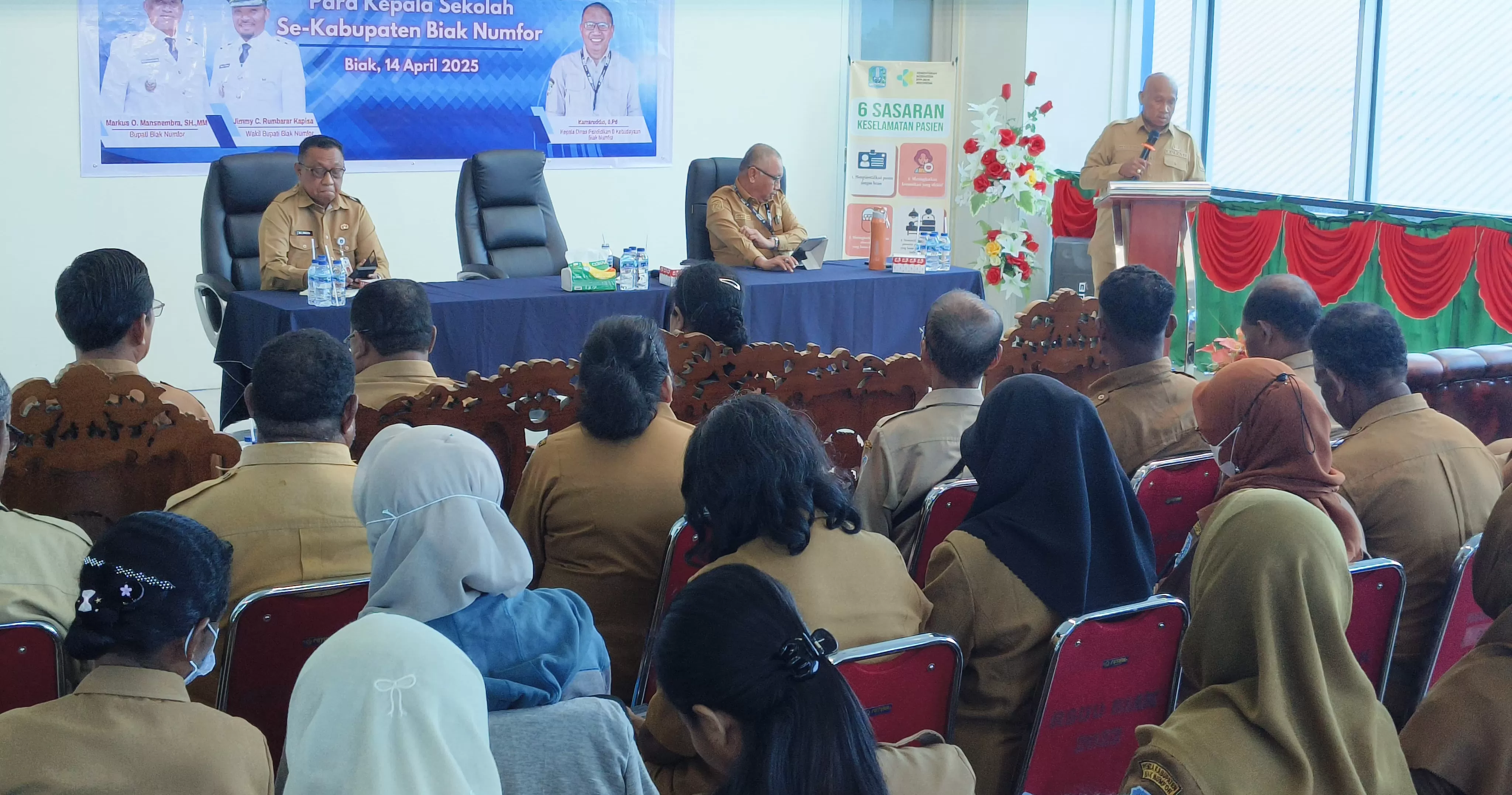 Bupati Biak Numfor, Markus Mansnembra (kanan) saat memenui 251 kepala sekolah. (HUMAS PEMKAB BIAK NUMFOR)